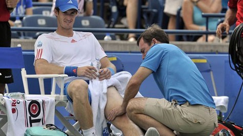 Các bác sĩ chăm sóc đầu gối trái cho Andy Murray tại giải Toronto Masters - Ảnh: Getty Images